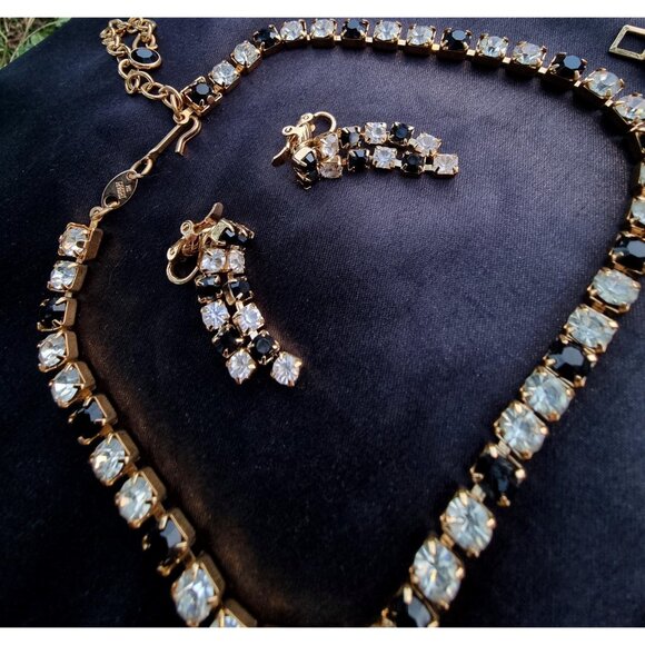 Vintage TRIFARI Signed 1990s Rhinestone Black and Clear Gold Toned Prong Set Nec - Picture 7 of 9